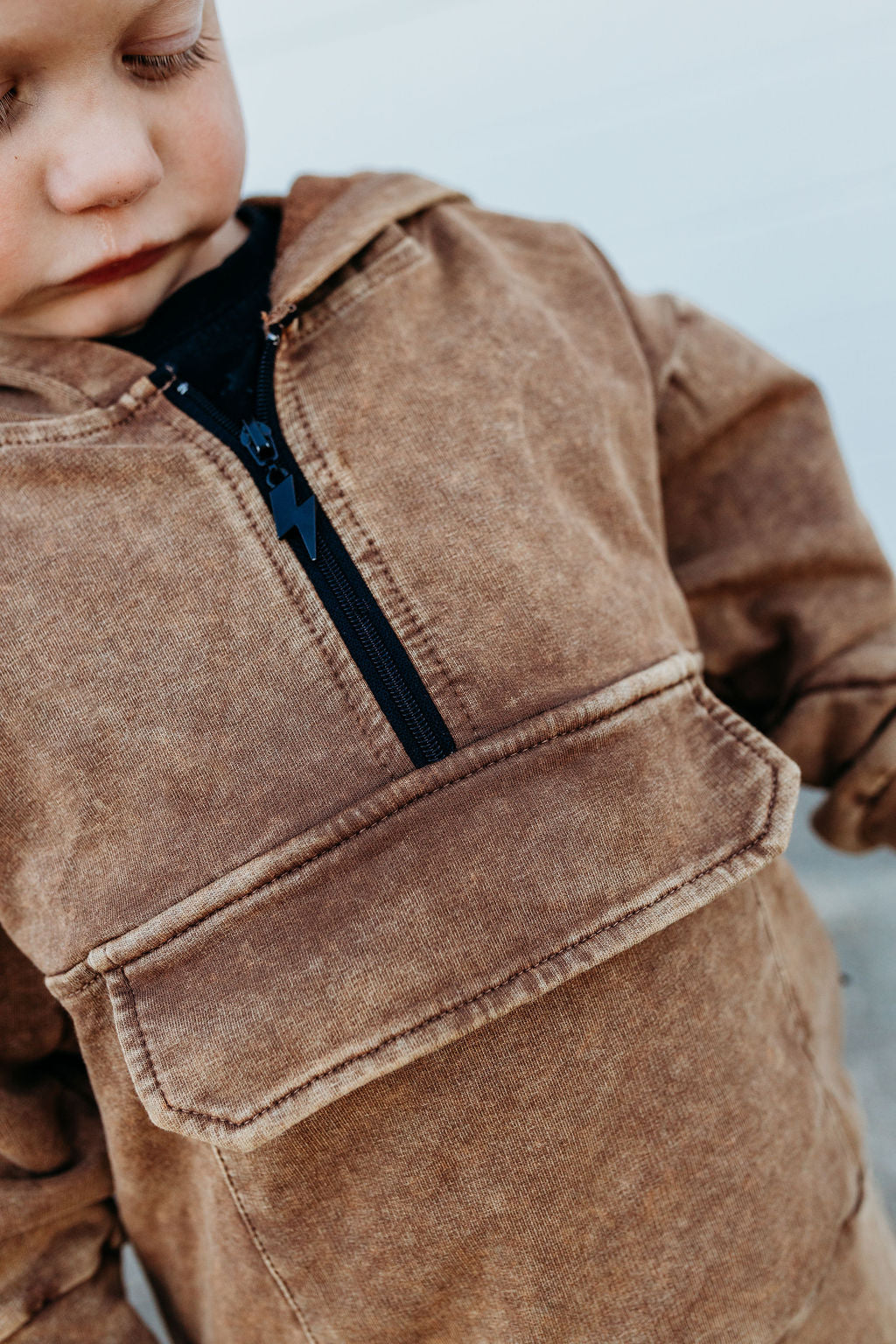 VINTAGE BRONZE • HALF ZIP ACID-WASHED HOODIE